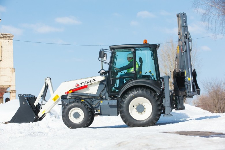 Экскаватор Terex TLB 825 на уборке снега